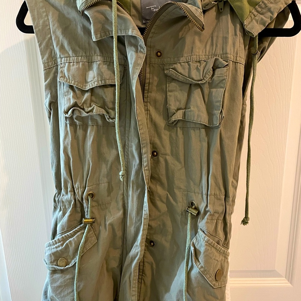 Fashionomics utility vest